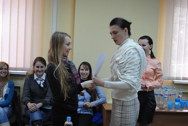 Заместитель городского головы Мариуполя Татьяна Ломакина вручает сертификаты участниц "ШКОЛЫ бизнес-лидерок"
